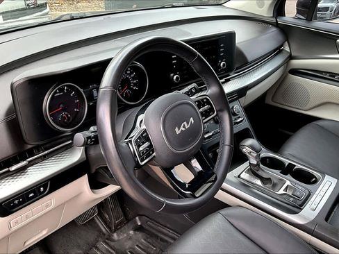 Used 2022 Kia Carnival LX image 16
