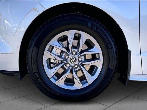 Used 2022 Toyota Sienna XLE image 10