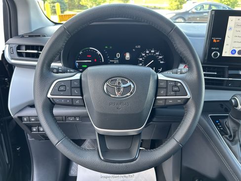 Used 2025 Toyota Sienna XLE FWD image 26
