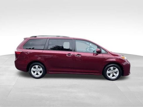 Used 2019 Toyota Sienna LE w/ LE Preferred Package FWD image 8