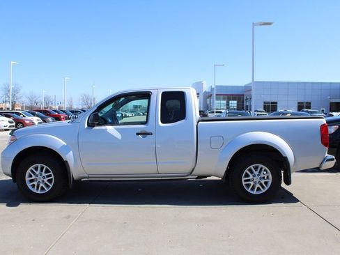 Used 2017 Nissan Frontier SV image 4