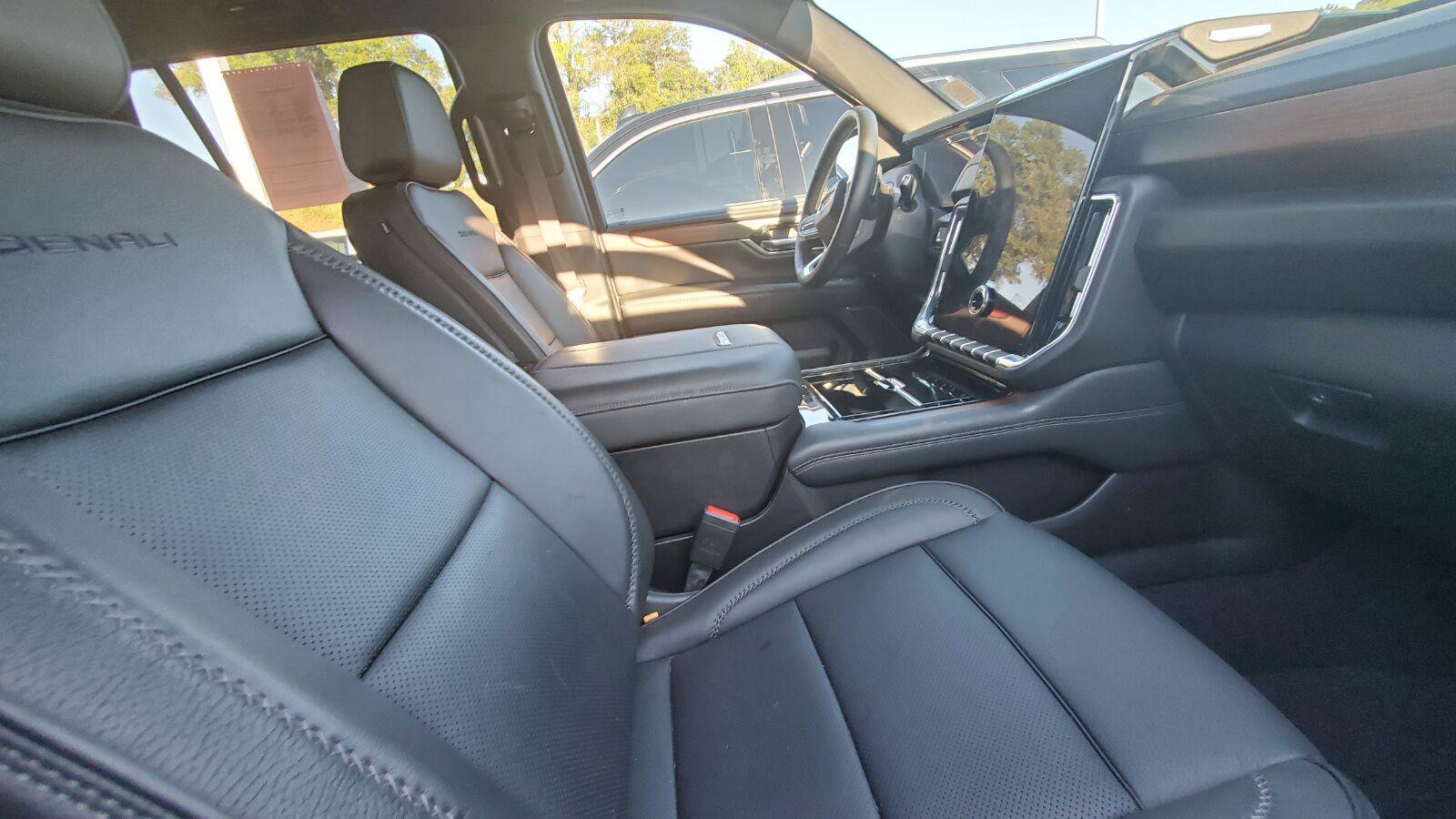 Used 2025 GMC Yukon Denali w/ Sun & Power Step Package AWD/4WD image 4