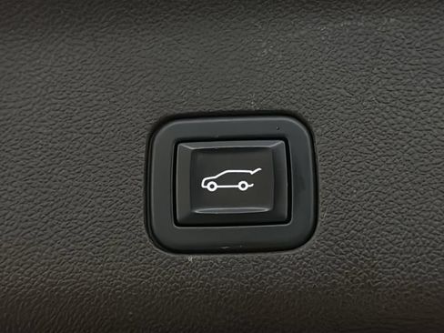 Used 2021 GMC Yukon XL Denali w/ Denali Ultimate Package AWD/4WD image 9
