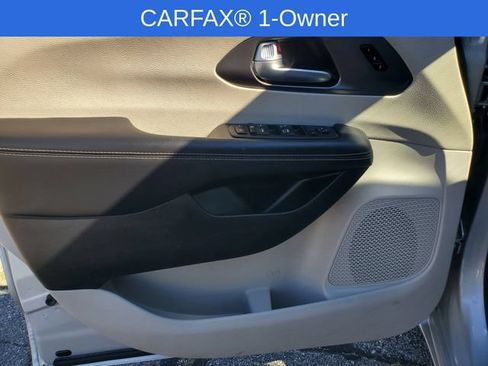 Used 2024 Chrysler Pacifica Touring-L FWD image 10
