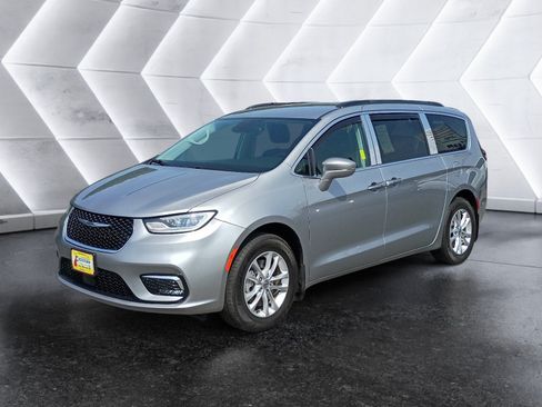 Used 2021 Chrysler Pacifica Touring AWD/4WD image 2