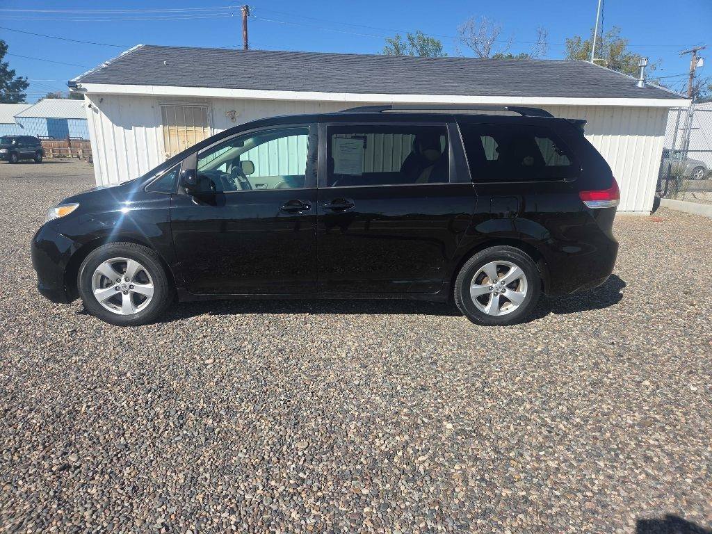 Used 2014 Toyota Sienna LE FWD image 2