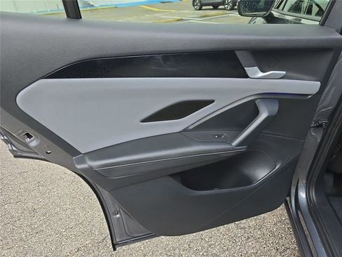 Used 2025 Volkswagen Tiguan SE w/ Panoramic Sunroof Package image 8