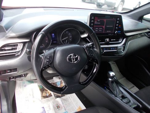 Used 2019 Toyota C-HR XLE FWD image 6