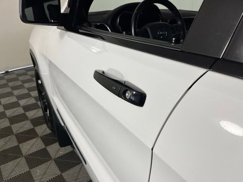 Used 2019 Jeep Grand Cherokee Laredo AWD/4WD image 13