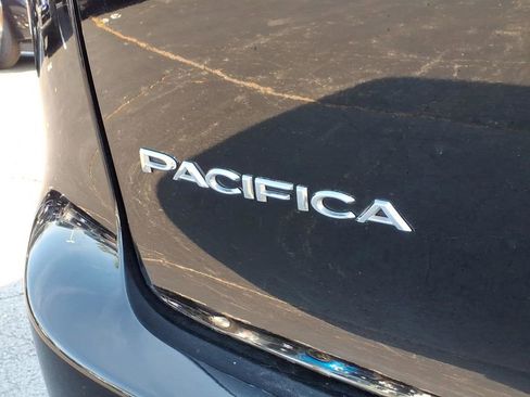 Used 2024 Chrysler Pacifica Touring-L image 31