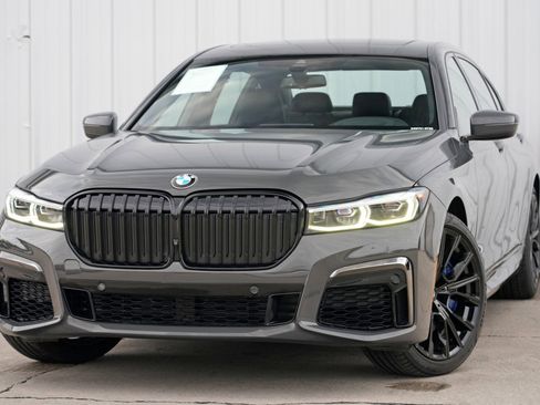 Used 2022 BMW 750i xDrive w/ Executive Package image 3