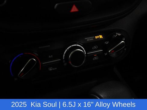 Used 2025 Kia Soul LX w/ LX Technology Package FWD image 21