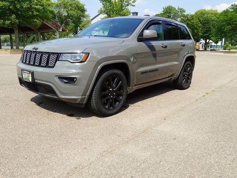 Used 2021 Jeep Grand Cherokee Laredo X AWD/4WD image 3