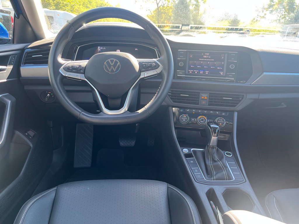 Certified 2024 Volkswagen Jetta SE w/ Panoramic Sunroof Package FWD image 19
