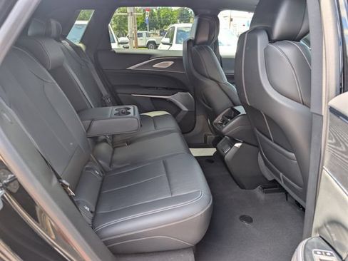 Used 2024 Cadillac Lyriq Luxury AWD/4WD image 17