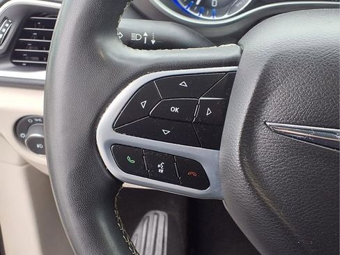 Used 2023 Chrysler Pacifica Touring-L FWD image 15