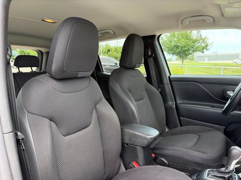 Used 2020 Jeep Renegade Altitude FWD image 24
