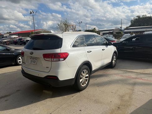 Used 2016 Kia Sorento LX w/ LX Convenience Package image 5