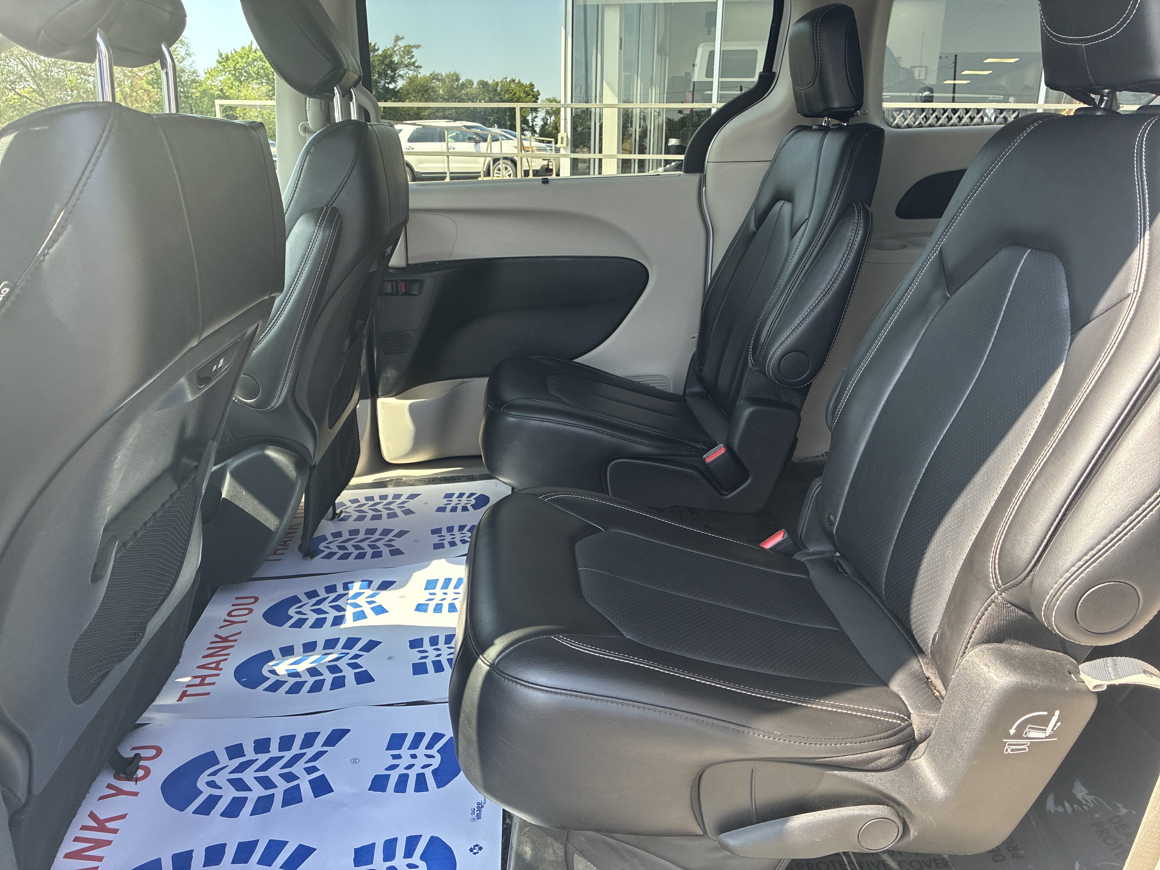 Used 2024 Chrysler Pacifica Touring-L FWD image 16