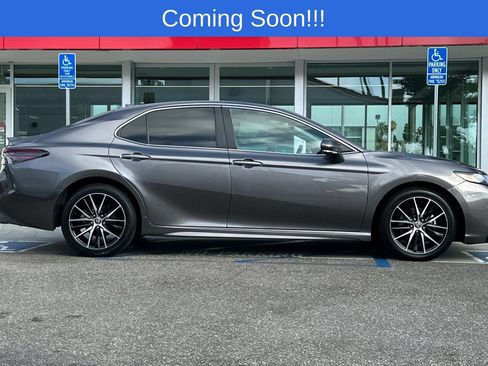 Used 2023 Toyota Camry SE FWD image 3