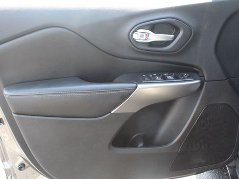 Used 2020 Jeep Cherokee Latitude Plus FWD image 11