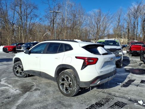 Used 2025 Chevrolet Trax LT w/ LT Convenience Package image 4