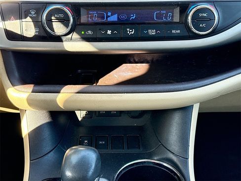 Used 2017 Toyota Highlander XLE image 17