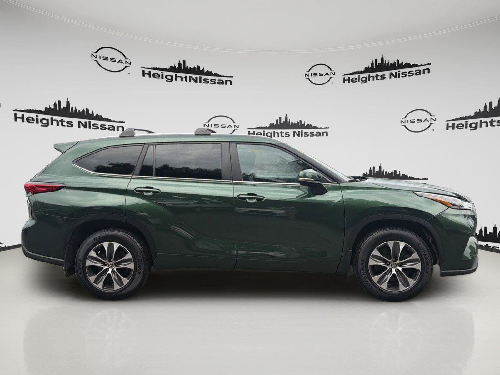 Used 2023 Toyota Highlander XLE AWD/4WD image 6