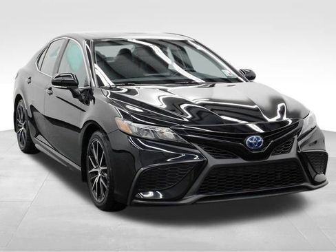 Used 2024 Toyota Camry SE image 3