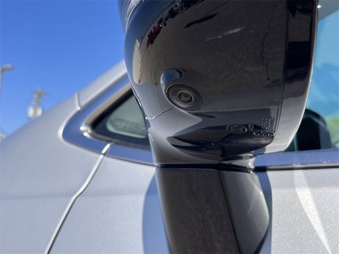 Used 2024 Chrysler Pacifica Touring-L image 14