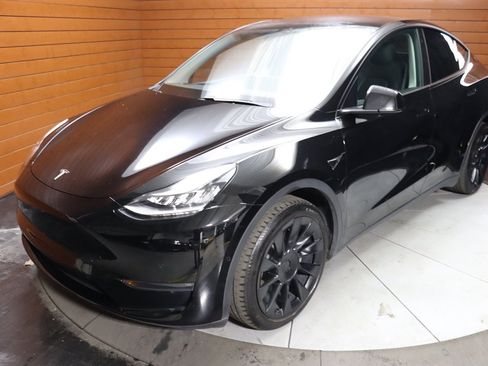 Used 2021 Tesla Model Y Long Range image 7