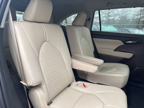 Used 2021 Toyota Highlander XLE image 18
