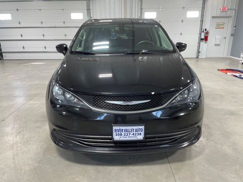 Used 2017 Chrysler Pacifica Touring FWD image 2