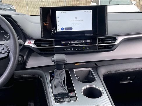 Used 2025 Toyota Sienna LE w/ LE Plus Package image 6