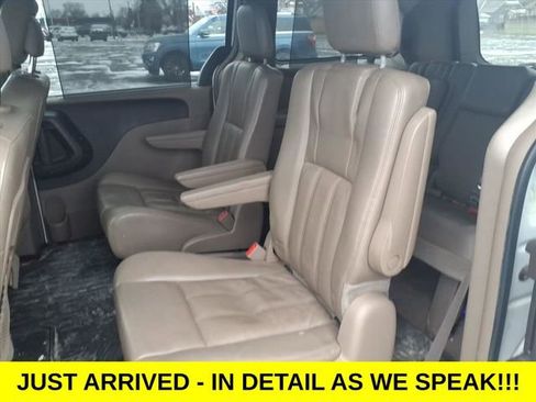 Used 2014 Chrysler Town & Country Touring-L w/ Driver Convenience Group image 11