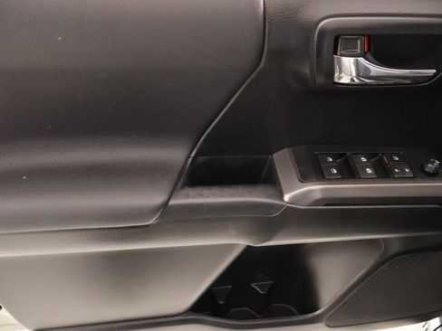 Used 2022 Toyota Tacoma TRD Off-Road image 15