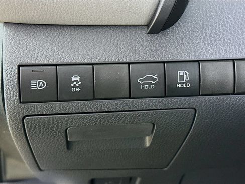 Used 2019 Toyota Camry LE w/ Convenience Package FWD image 12