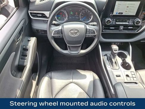 Used 2023 Toyota Highlander LE AWD/4WD image 3