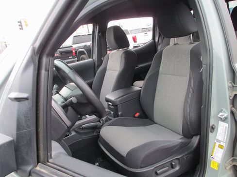 Used 2022 Toyota Tacoma TRD Off-Road image 15