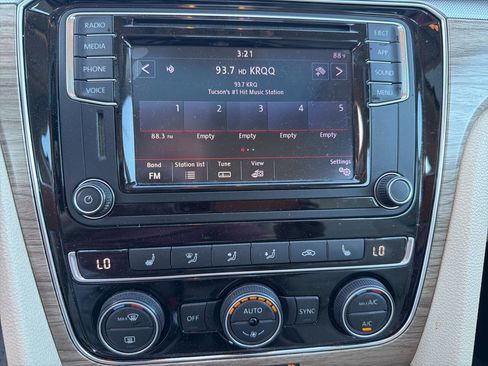 Used 2018 Volkswagen Passat 2.0T SE image 28