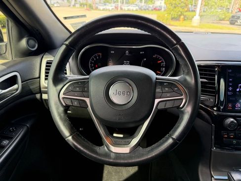 Used 2020 Jeep Grand Cherokee Laredo w/ Laredo X Package RWD image 17