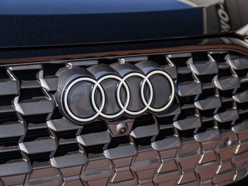 Used 2025 Audi Q5 Premium w/ Convenience Package image 12