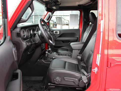 Used 2018 Jeep Wrangler Unlimited Sahara AWD/4WD image 23