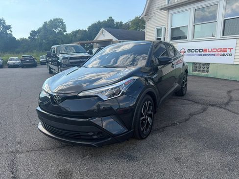 Used 2019 Toyota C-HR XLE FWD image 1