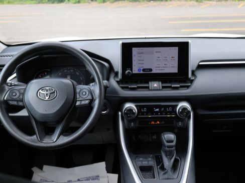 Used 2025 Toyota RAV4 XLE FWD image 25