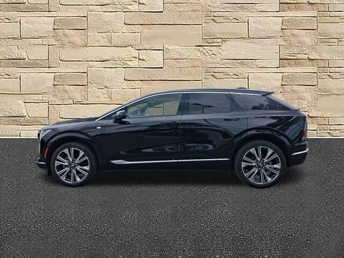 Certified 2025 Cadillac Optiq Luxury 2 AWD/4WD image 2