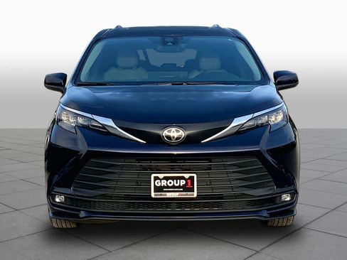 Used 2026 Toyota Sienna XLE FWD image 4