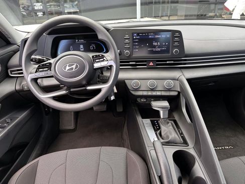 Used 2025 Hyundai Elantra SE FWD image 15