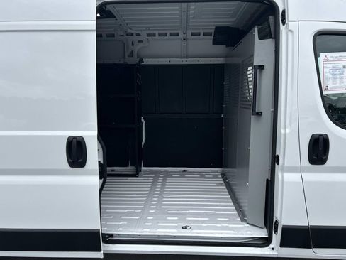 Used 2024 RAM ProMaster 2500 w/ Convenience Group FWD image 17