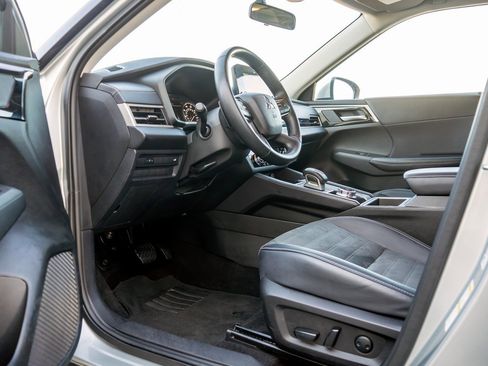 Used 2024 Mitsubishi Outlander SE image 30